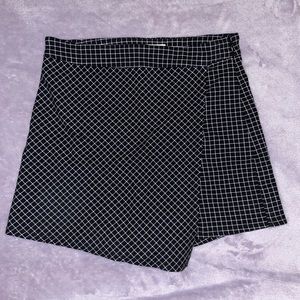 Garage “Regina” Black Mini Plaid Printed Skort!